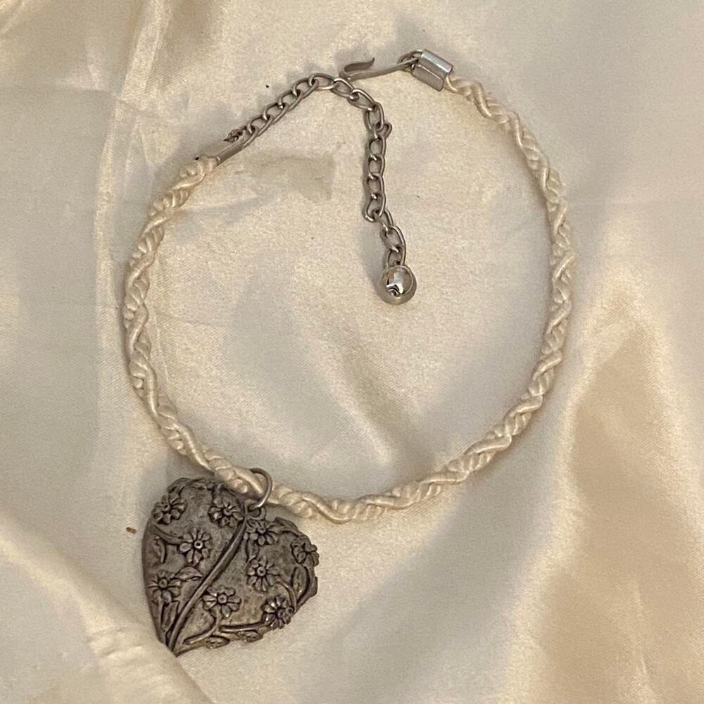 Vintage Style Chunky Heart Pendant Choker Necklace Adjustable Hook Closure.